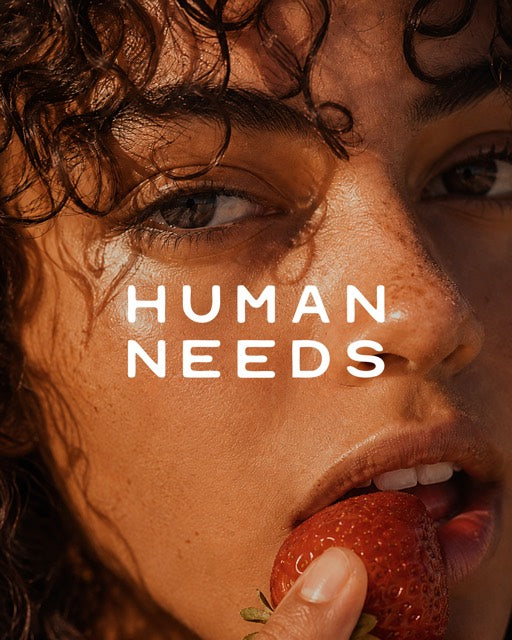 イチゴを口にする人
